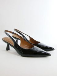 Bellucci Czółenka w kolorze czarnym rozmiar: 38. Czarne czółenka damskie Bellucci, bez wzorów, bez obcasa. Za 108.99 zł.