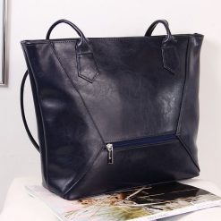 Torebka skórzana DAN-A T384 granatowa. Torebki klasyczne damskie DAN-A, bez wzorów, ze skóry, bez dodatków. Za 349.99 zł.