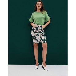 Spódnica z roślinnym nadrukiem piaskowa. Brązowe spódniczki damskie MOODO, s, bez wzorów, z bawełny. W wyprzedaży za 19.99 zł.