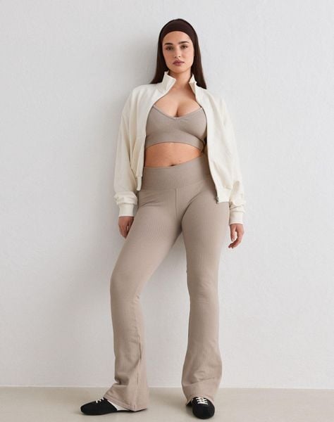 Damskie legginsy bezszwowe, prążkowane, squat proof, dzwony, skrócone ciemny beż. Brązowe legginsy damskie Aim'n, xs, bez wzorów, z dzianiny, z podwyższonym stanem, na fitness i siłownię. Za 303.00 zł.
