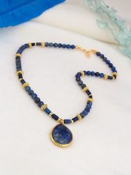 Pierres de Jade Pozłacany naszyjnik z elementami ozdobnymi - dł. 47 cm rozmiar: onesize. Niebieskie naszyjniki damskie Pierres de Jade, pozłacane. Za 86.99 zł.