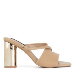 Klapki Nine West. Brązowe klapki damskie Nine West, bez wzorów, bez obcasa. Za 199.99 zł.