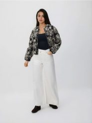 Kurtka bomberka z haftem - czarny. Czarne kurtki damskie Reserved, l, bez wzorów, z bawełny, bez kaptura. Za 199.99 zł.