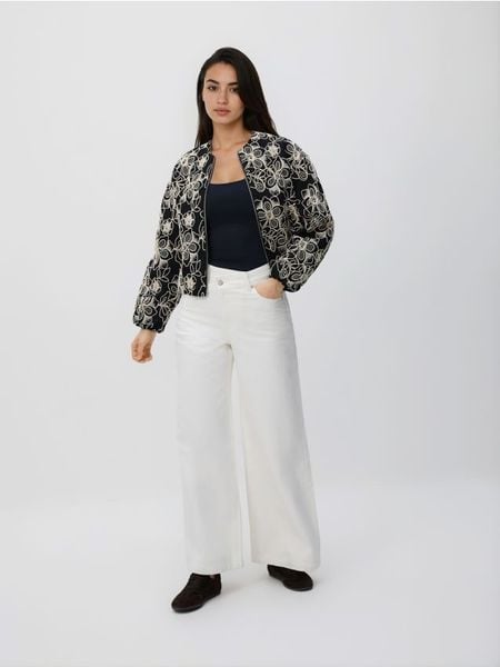 Kurtka bomberka z haftem - czarny. Czarne kurtki damskie Reserved, l, bez wzorów, z bawełny, bez kaptura. Za 199.99 zł.