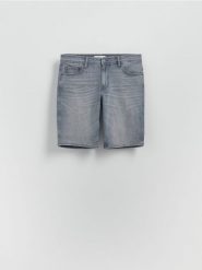 Jeansowe szorty straight - jasnoszary. Szare szorty męskie Reserved, bez wzorów, z denimu. Za 119.99 zł.