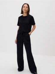 Spodnie long leg - czarny. Czarne spodnie materiałowe damskie Reserved, bez wzorów, z dzianiny. Za 119.99 zł.