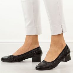 Czarne półbuty damskie na obcasie M.Daszyński Sa200-16. Czarne półbuty damskie M.Daszyński, w ażurowe wzory, z materiału, biznesowe, bez obcasa, na obcasie. Za 189.00 zł.