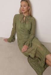 Zielona Koronkowa Sukienka o Taliowanym Kroju z Wiązaniem przy Dekolcie Nevellirae. Zielone sukienki damskie Born2be, na co dzień, l, bez wzorów, z koronki, eleganckie, bez kołnierzyka, bez ramiączek, maxi, proste. Za 169.99 zł.