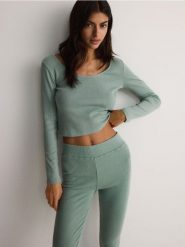 Góra od piżamy - oliwkowy. Zielone piżamy damskie Reserved, l, bez wzorów, z bawełny, bez ramiączek. W wyprzedaży za 29.99 zł.