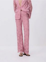 Koronkowe spodnie - pastelowy róż. Czerwone spodnie materiałowe damskie Reserved, bez wzorów, z bawełny. Za 199.99 zł.