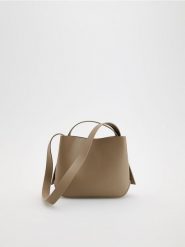 Torebka bucket - beżowy. Brązowe torebki klasyczne damskie Reserved, bez wzorów, ze skóry, bez dodatków. Za 139.99 zł.