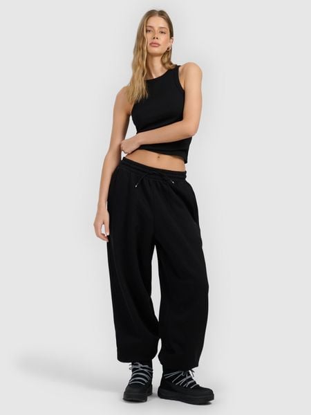 4F Spodnie dresowe joggery damskie - czarne M. Czarne spodnie dresowe damskie 4f, m, bez wzorów, z dresówki. Za 149.99 zł.