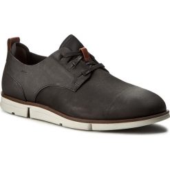 Półbuty CLARKS - Trigen LAce 261238427 Black Nubuck. Czarne półbuty męskie Clarks, z materiału, bez zapięcia. W wyprzedaży za 239.00 zł.