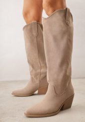 Ciemnobeżowe Gładkie Kozaki Kowbojki z Imitacji Zamszu na Stożkowym Obcasie Karelia. Brązowe kozaki damskie Born2be, z jeansu, bez obcasa, na obcasie. Za 199.99 zł.