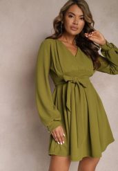 Zielona Rozkloszowana Sukienka Mini z Wiązanym Paskiem Lavendra. Zielone sukienki damskie Renee, l, bez wzorów, z materiału, bez kołnierzyka, bez ramiączek, mini, kopertowe. W wyprzedaży za 111.99 zł.