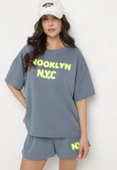 Granatowy Komplet Oversize z Wiskozą T-shirt i Szorty z Nadrukiem Liravella. Niebieskie szorty damskie Born2be, bez wzorów, z wiskozy, eleganckie. Za 189.99 zł.