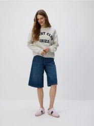 Bluza z haftowanym napisem - jasnoszary. Szare bluzy bez kaptura damskie Reserved, l, z bawełny. W wyprzedaży za 49.99 zł.