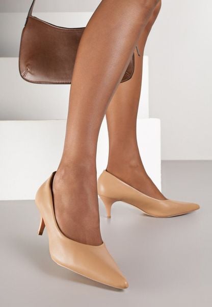 Ciemnobeżowe Czółenka Vices na Kaczuszce z Wkładką ze Skóry Naturalnej Amorrise. Brązowe czółenka damskie Born2be, bez wzorów, ze skóry, bez obcasa, na szpilce. Za 79.99 zł.