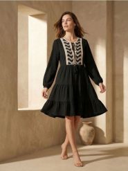 Sukienka mini z efektem stopniowania i haftowanym detalem - czarny. Czarne sukienki damskie Sinsay, l, bez wzorów, bez kołnierzyka, bez ramiączek, mini. Za 59.99 zł.