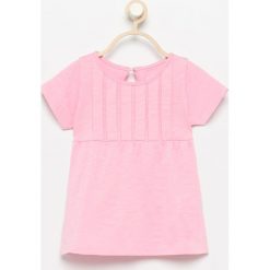 T-shirt z ozdobnym dekoltem - Różowy. Czerwone koszulki dziewczęce Reserved, bez wzorów, bez ramiączek. W wyprzedaży za 9.99 zł.
