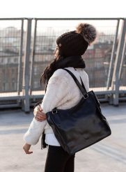 Torebka skórzana damska DAN-A T423 czarna. Czarne torebki klasyczne damskie DAN-A, bez wzorów, ze skóry, bez dodatków. Za 399.99 zł.