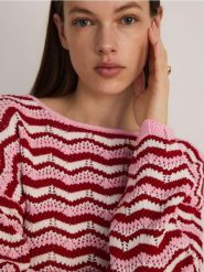 Bawełniany sweter w paski - pastelowy róż. Czerwone swetry klasyczne damskie Reserved, l, z bawełny, bez kołnierzyka. W wyprzedaży za 39.99 zł.