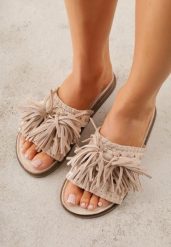 Beżowe Klapki w Stylu Boho Zdobione Frędzlami Stavania. Brązowe klapki damskie Born2be, z aplikacjami, z jeansu, bez obcasa, na płaskiej podeszwie. Za 99.99 zł.