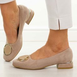 Beżowe zamsz Polskie czółenka damskie Suzana 2520. Brązowe czółenka damskie Suzana, z aplikacjami, z zamszu, bez obcasa, na obcasie. Za 249.00 zł.
