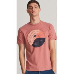 T-shirt z nadrukiem - Pomarańczowy. Brązowe t-shirty damskie Reserved, l, bez wzorów, bez kołnierzyka. W wyprzedaży za 14.99 zł.
