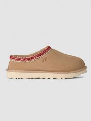 UGG Skórzane kapcie "Tasman II" w kolorze beżowo-czerwonym rozmiar: 37. Brązowe kapcie damskie Ugg, ze skóry. Za 550.36 zł.