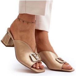 Eleganckie Klapki Damskie Na Obcasie Laura Messi 2771 Złote złoty. Żółte klapki damskie z aplikacjami, ze skóry, bez obcasa, na obcasie. Za 463.09 zł.