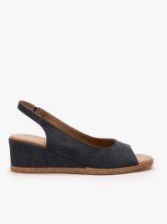 Granatowe sandały na koturnie. Niebieskie sandały damskie Ryłko, bez wzorów, ze skóry, bez obcasa, na koturnie. Za 399.99 zł.