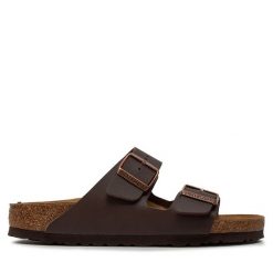 Klapki Birkenstock. Brązowe klapki damskie Birkenstock, bez wzorów, bez obcasa. Za 329.99 zł.