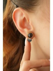 Pierres delicates Pozłacane kolczyki-wkrętki z labradorytami rozmiar: onesize. Szare kolczyki damskie Pierres delicates, z labradorytem, pozłacane. Za 43.99 zł.