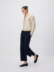 Lniane spodnie z wiązaniem - granatowy. Niebieskie spodnie materiałowe damskie Reserved, bez wzorów. Za 179.99 zł.