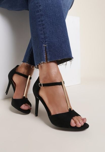 Czarne Sandały Astreis. Czarne sandały damskie Renee, bez wzorów, ze skóry, bez obcasa, na obcasie. Za 109.99 zł.