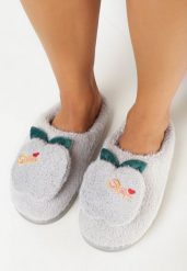 Jasnoszare Kapcie z Futerka i Naszywką w Kształcie Jabłka Haweisene. Szare kapcie damskie Born2be, z materiału. Za 29.99 zł.