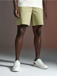 Szorty chino - zielony. Zielone szorty męskie Sinsay, z bawełny, bez kołnierzyka. W wyprzedaży za 25.99 zł.