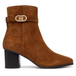 Botki Tommy Hilfiger. Brązowe botki damskie Tommy Hilfiger, bez obcasa, na słupku, bez zapięcia. Za 699.99 zł.