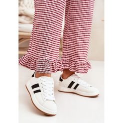 Buty Sportowe Sneakersy Damskie Z Eko Skóry Białe. Białe buty sportowe na co dzień damskie bez wzorów, ze skóry. Za 130.10 zł.