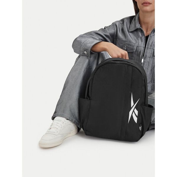Plecak Reebok. Czarne plecaki damskie Reebok, bez wzorów, sportowe. Za 69.99 zł.