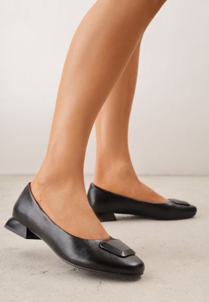 Czarne Czółenka na Niskim Obcasie z Elegancką Aplikacją i Skórzaną Wkładką Cezaline. Czarne czółenka damskie Born2be, z aplikacjami, bez obcasa. Za 149.99 zł.
