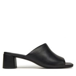 Klapki Vagabond Shoemakers. Czarne klapki damskie Vagabond Shoemakers, bez wzorów, bez obcasa. Za 429.99 zł.