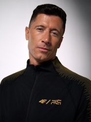 4F Bluza treningowa regular bez kaptura męska 4F x Robert Lewandowski - czarna XXL. Czarne bluzy sportowe męskie 4f, bez wzorów, z materiału, biznesowe, bez kołnierzyka, bez ramiączek. Za 249.99 zł.