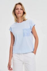 Bawełniany t-shirt z kieszonką błękitny. Niebieskie t-shirty damskie MOODO, l, bez wzorów, z bawełny, bez kołnierzyka. Za 59.99 zł.