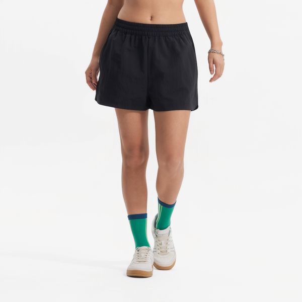 Spodenki damskie Elementals. Czarne szorty damskie Decathlon, bez wzorów, z dresówki. Za 79.99 zł.