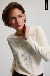 Sweter z ozdobnymi koralikami biały. Białe swetry klasyczne damskie MOODO, l, z poliamidu, bez kołnierzyka. Za 149.99 zł.