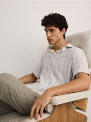 Koszula comfort fit w paski - kremowy. Białe koszule męskie Reserved, l, bez wzorów, z materiału, bez kołnierzyka, bez ramiączek. W wyprzedaży za 109.99 zł.