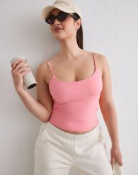 Damski top treningowy bezszwowy, modelujący, cienkie ramiączka Shape różowy. Brązowe topy sportowe damskie Aim'n, l, bez wzorów, z dzianiny, bez ramiączek. Za 159.00 zł.