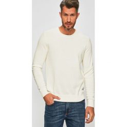 Calvin Klein Jeans - Sweter. Białe swetry męskie Calvin Klein Jeans, l, bez wzorów, z bawełny, bez kołnierzyka. W wyprzedaży za 199.90 zł.